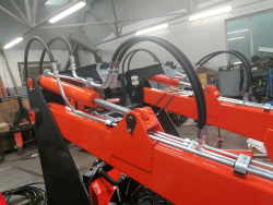 Detail zapojenia hydraulick�ho valca vyrovn�vania s potrubiami a hadicami.