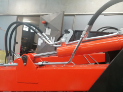 Detail zapojenia hydraulick�ho valca vyrovn�vania s potrubiami a hadicami - poh�ad zo zadu.