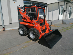 Naklada� UNC 060 s lopatou celkov� poh�ad 1
