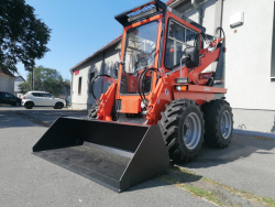 Naklada� UNC 060 s lopatou celkov� poh�ad 2